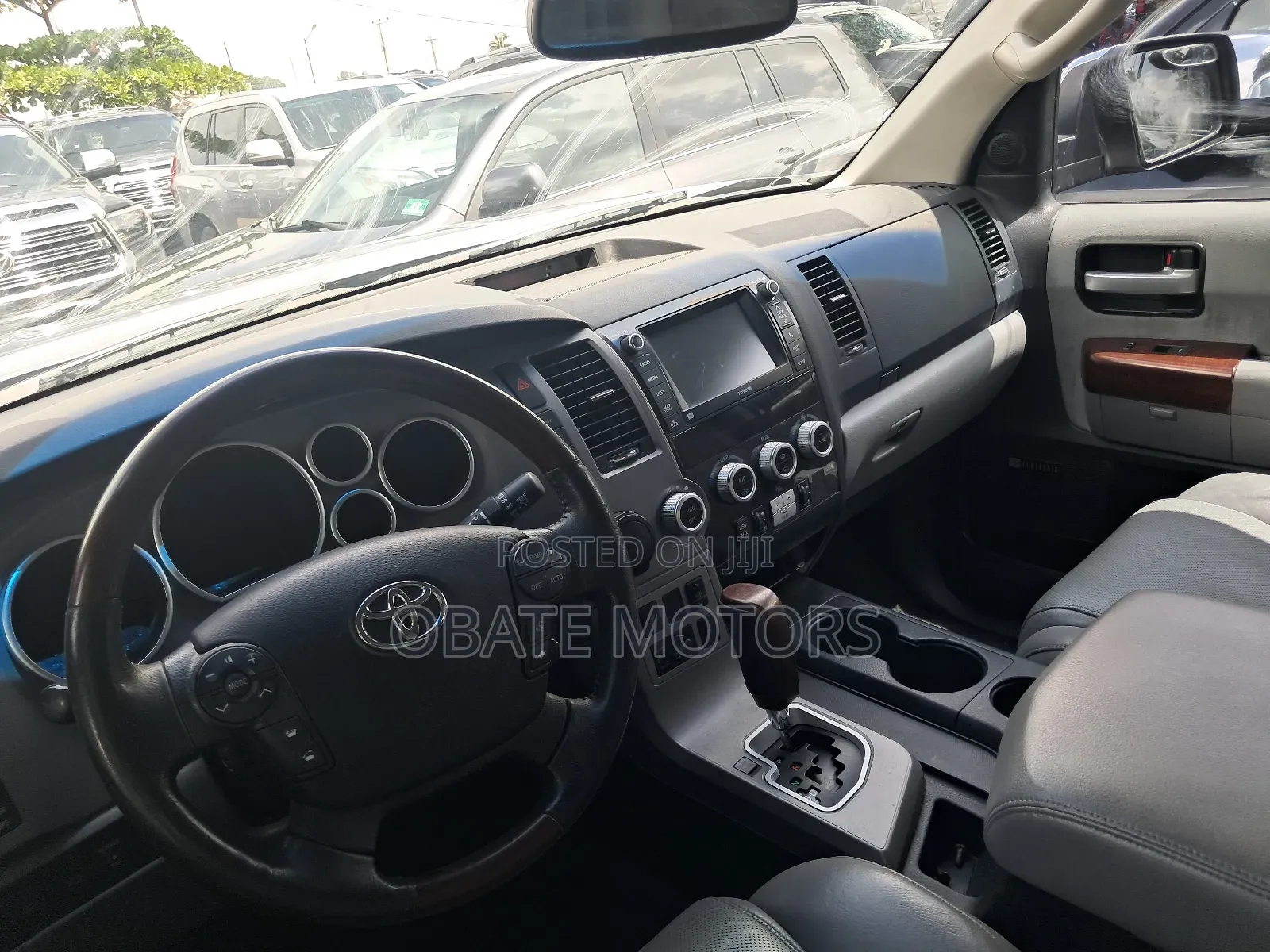 Toyota Sequoia Platinum 4dr SUV 4WD (5.7L 8cyl 6A) 2015 Gray