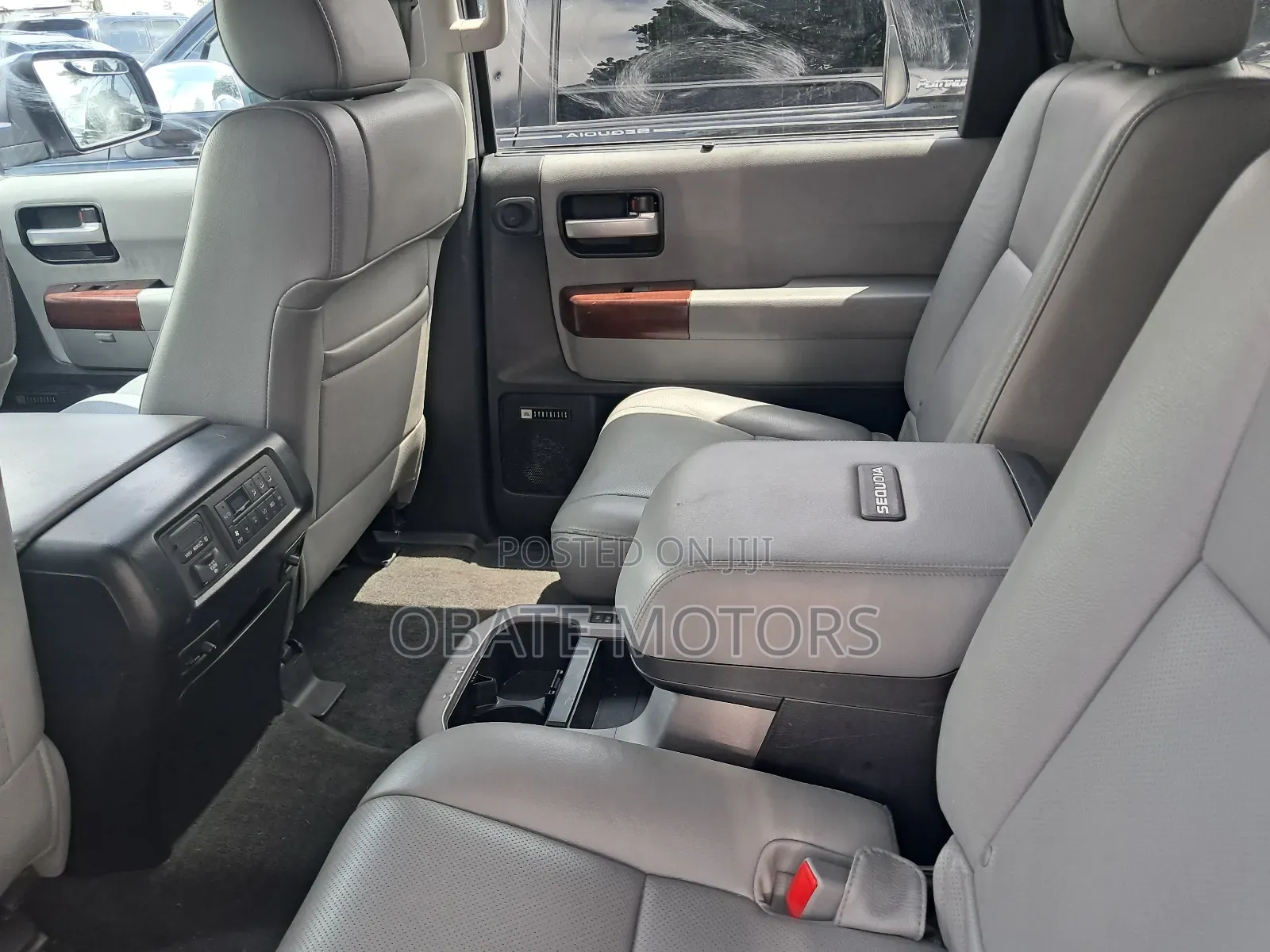 Toyota Sequoia Platinum 4dr SUV 4WD (5.7L 8cyl 6A) 2015 Gray