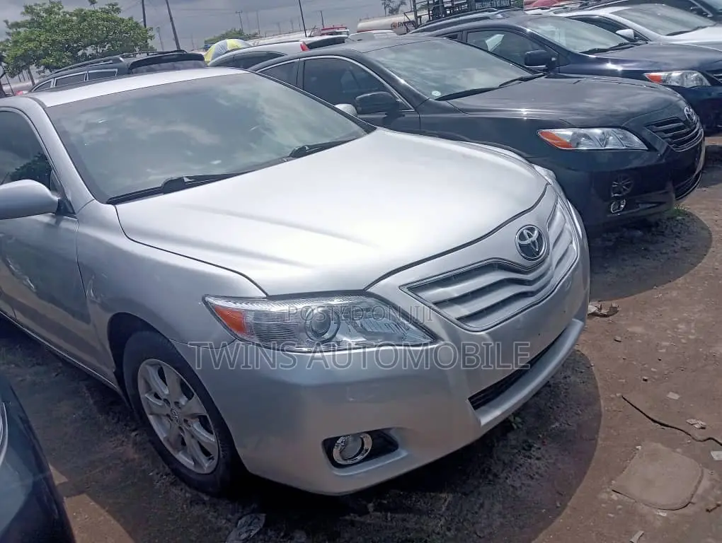 Toyota Camry LE 4dr Sedan (2.5L 4cyl 6A) 2011 Silver
