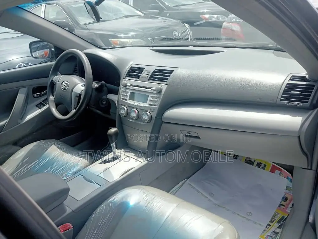 Toyota Camry LE 4dr Sedan (2.5L 4cyl 6AM) 2010 Gray