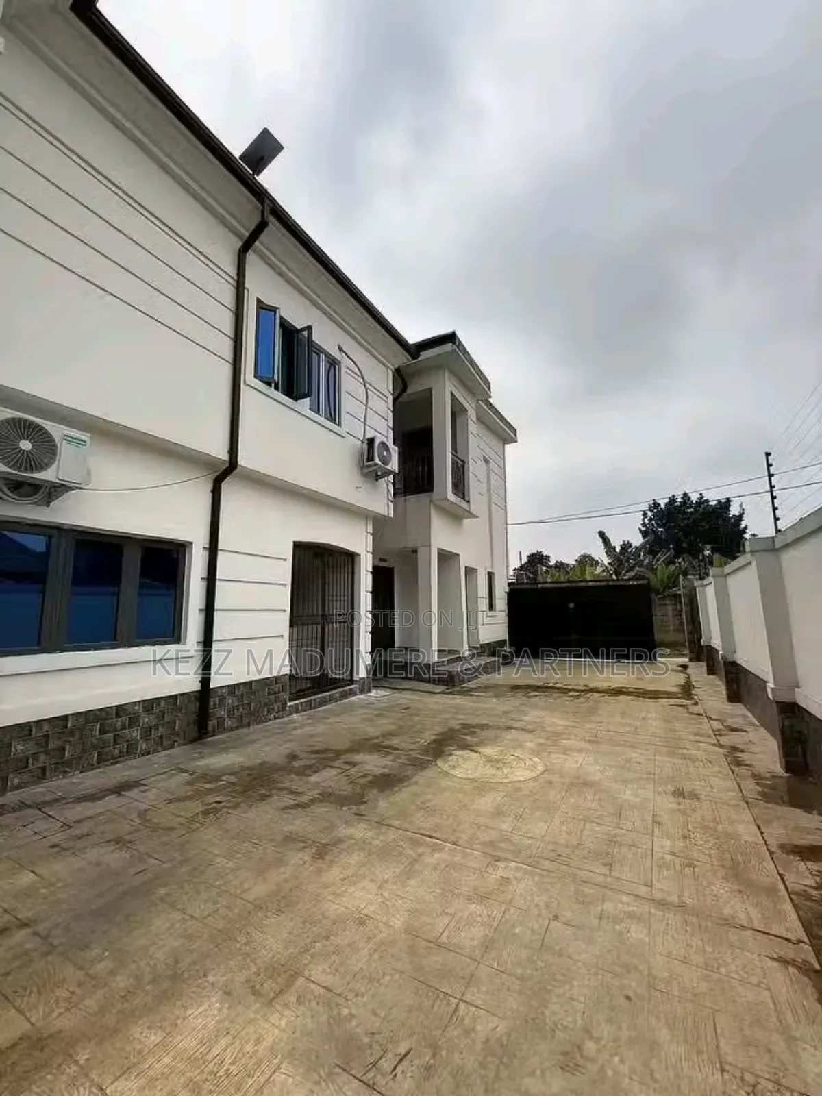 9bdrm Block of Flats in Alakahia ,Near for sale