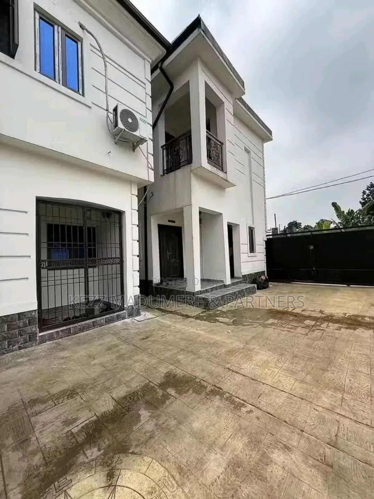9bdrm Block of Flats in Alakahia ,Near for sale