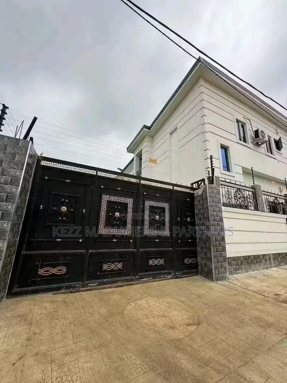9bdrm Block of Flats in Alakahia ,Near for sale