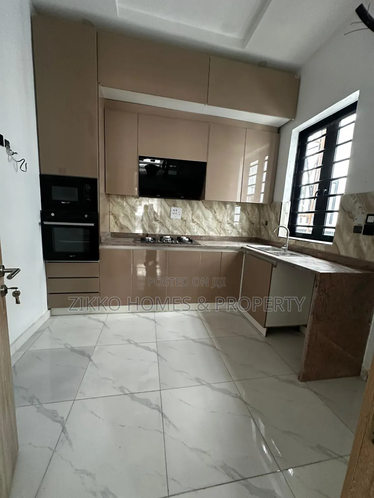 3bdrm Townhouse/Terrace in Ikota Gra, Lekki for sale