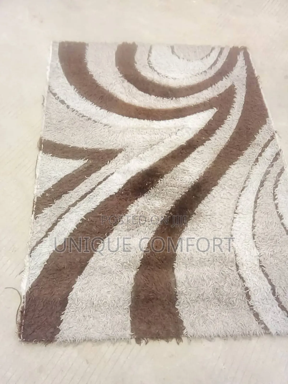 68 by 46 Inches Fluffy Center Rug