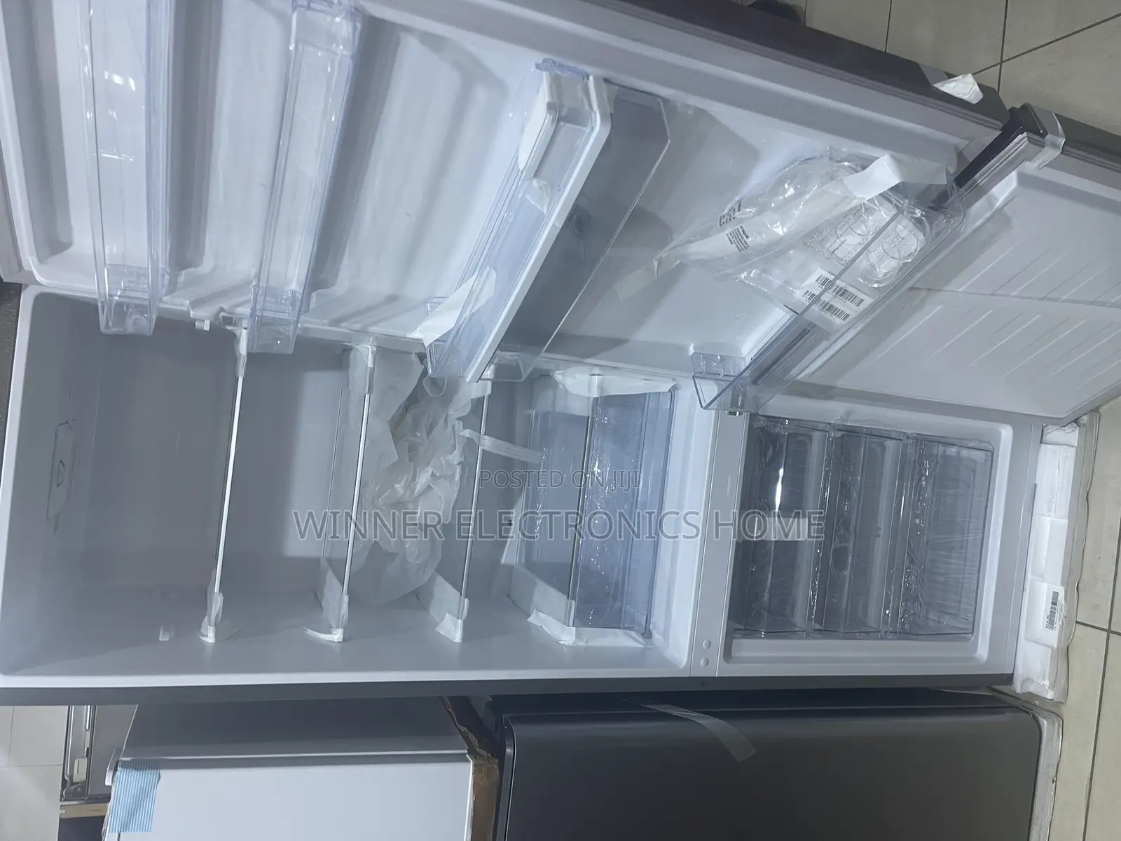 Hisense Refrigerator 263 Liters Down Freezer With Dispenser