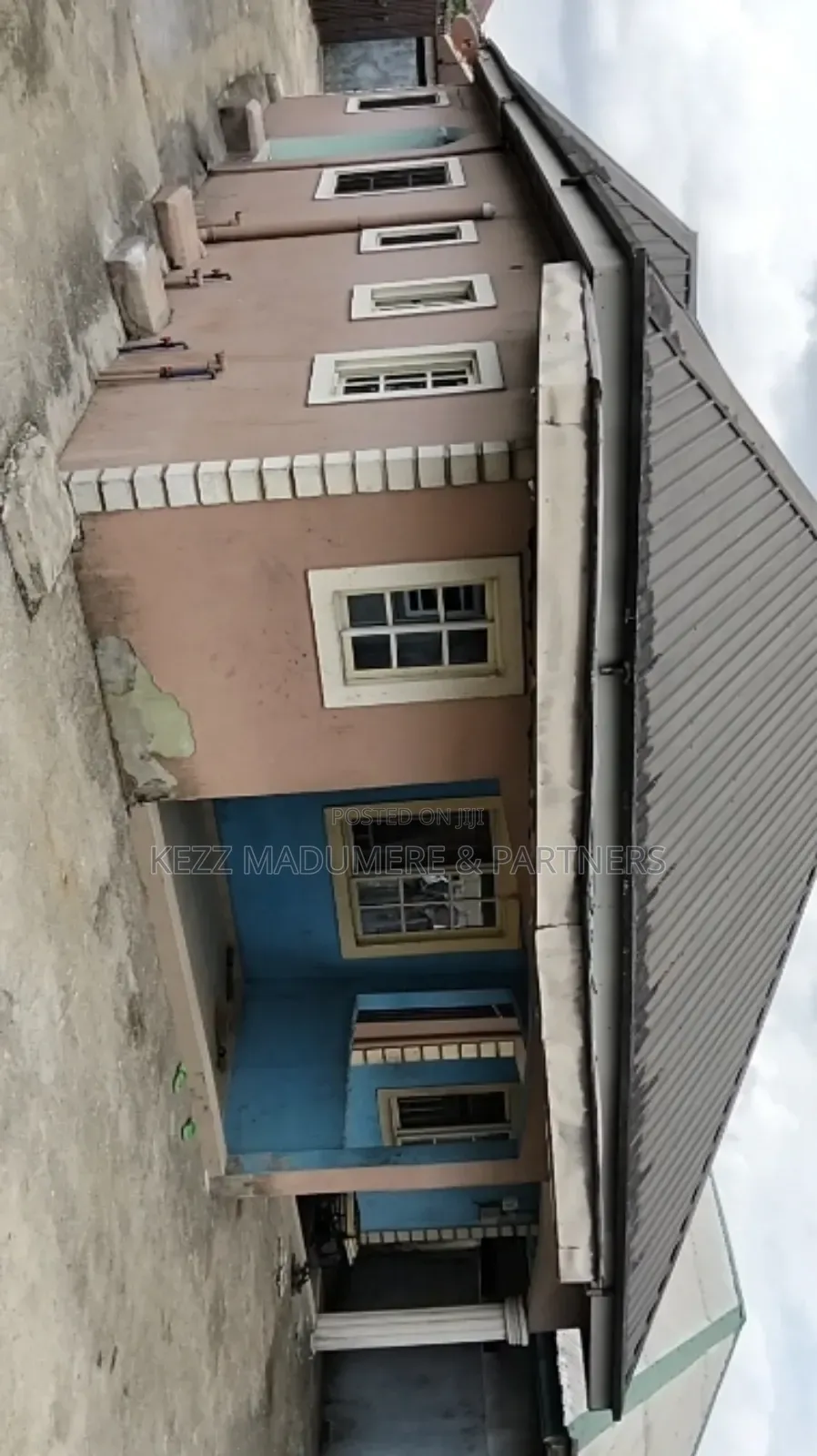 8bdrm Duplex in Inside An Estate, for sale