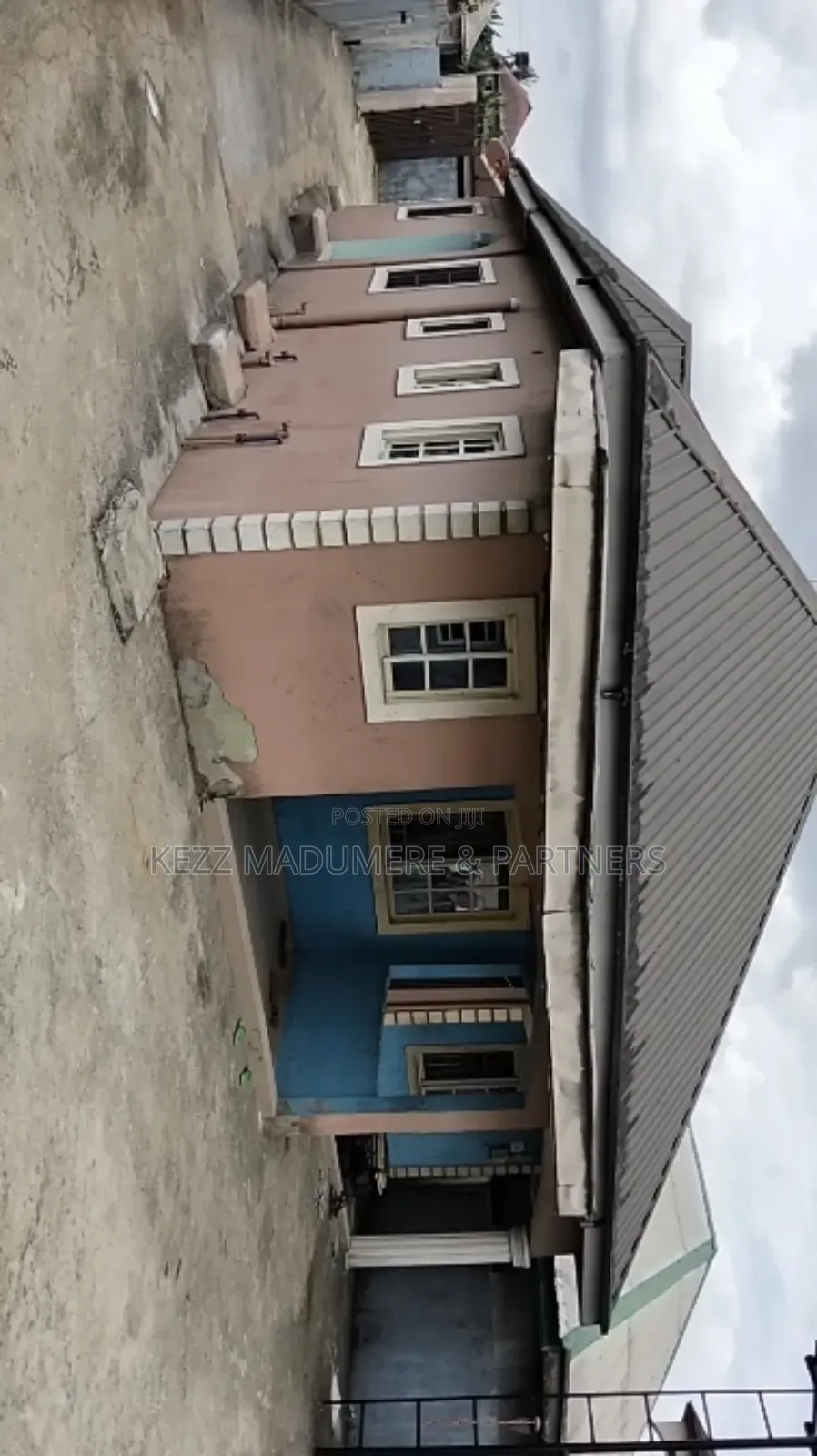 8bdrm Duplex in Inside An Estate, for sale