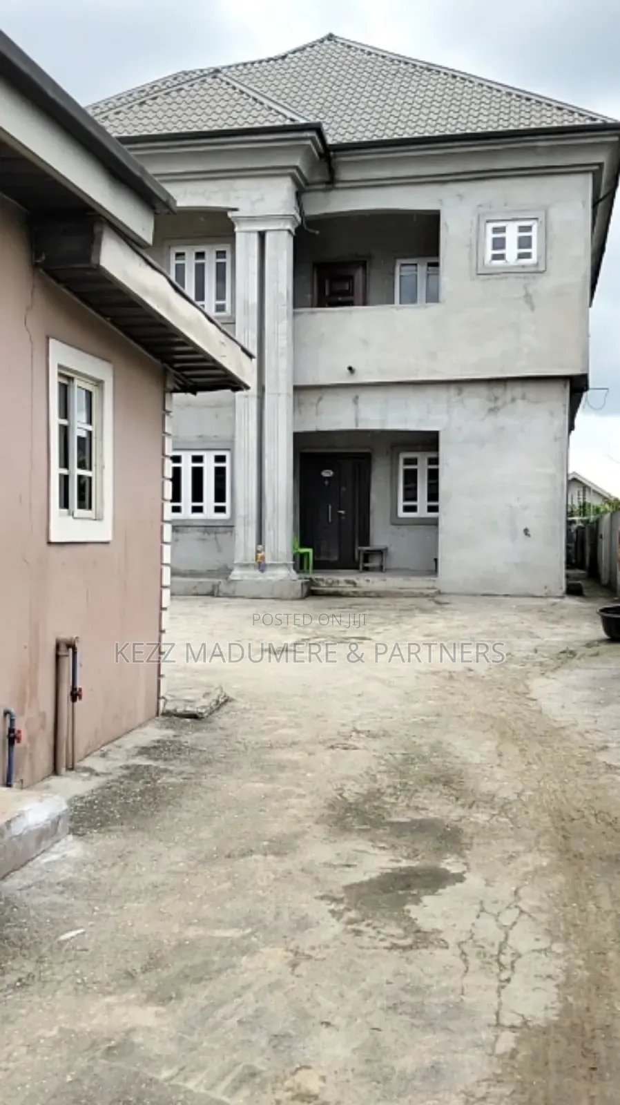8bdrm Duplex in Inside An Estate, for sale