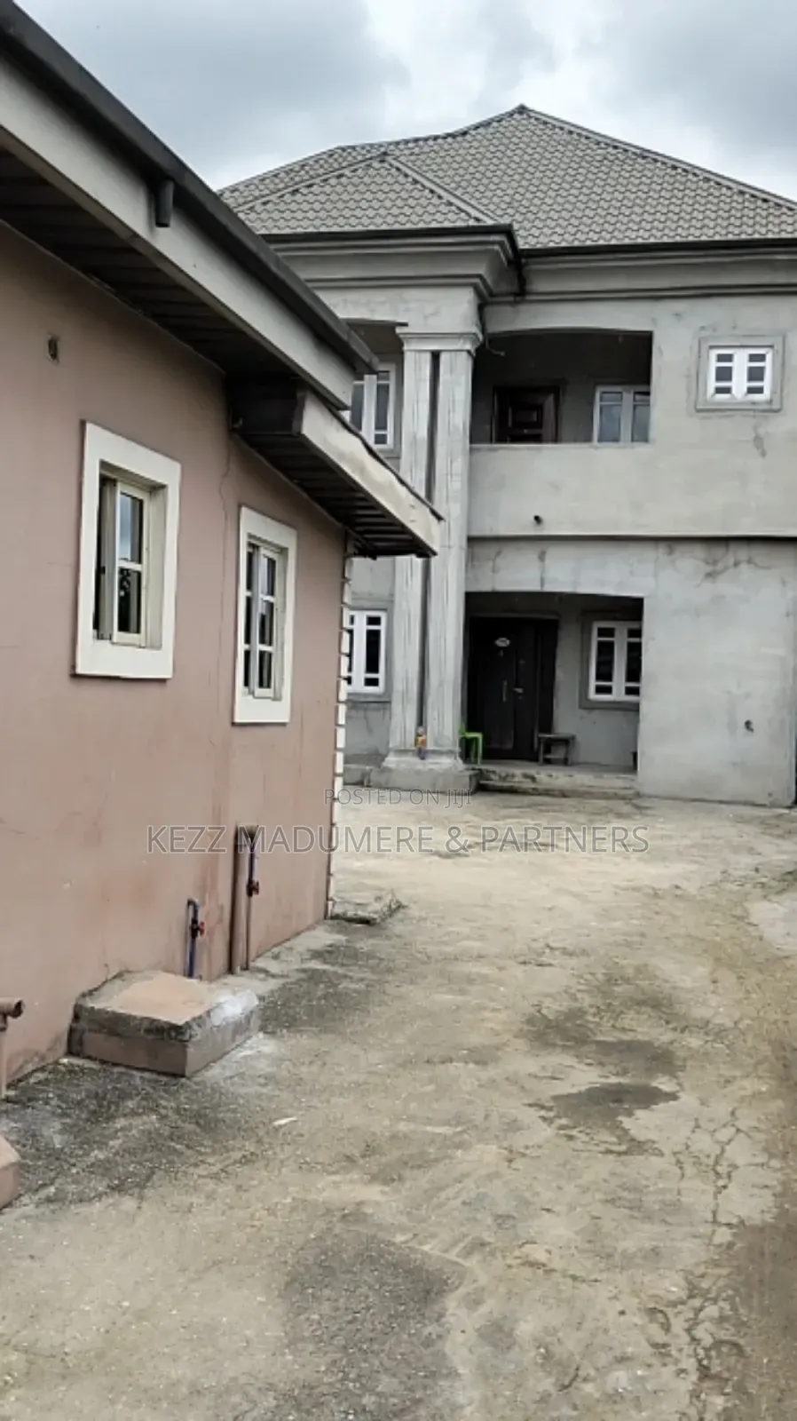8bdrm Duplex in Inside An Estate, for sale