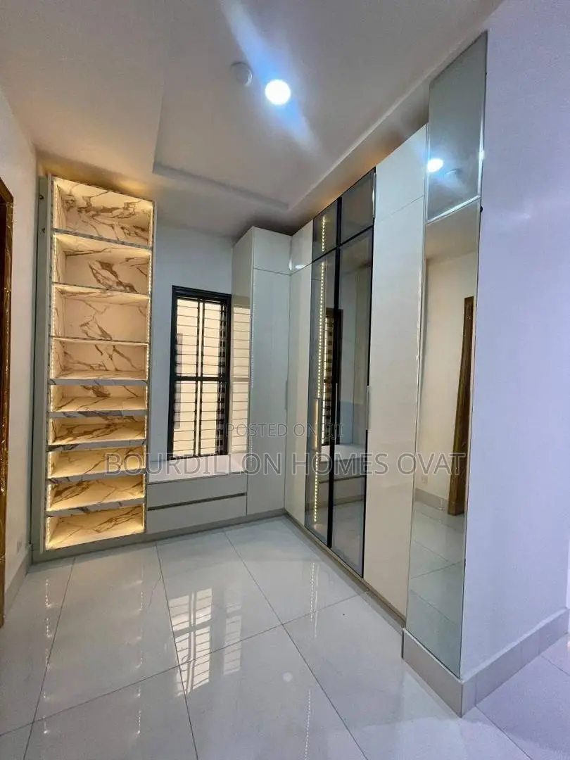 5bdrm Apartment in Lekki Phase 1 for sale