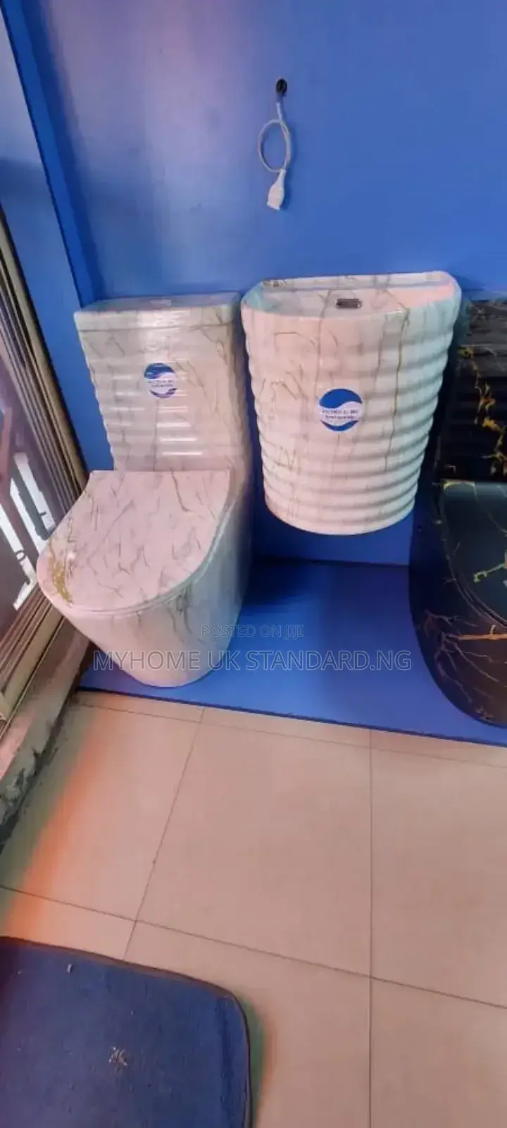 Special Master Toilet Seat With Hanging Wash Hand Basin