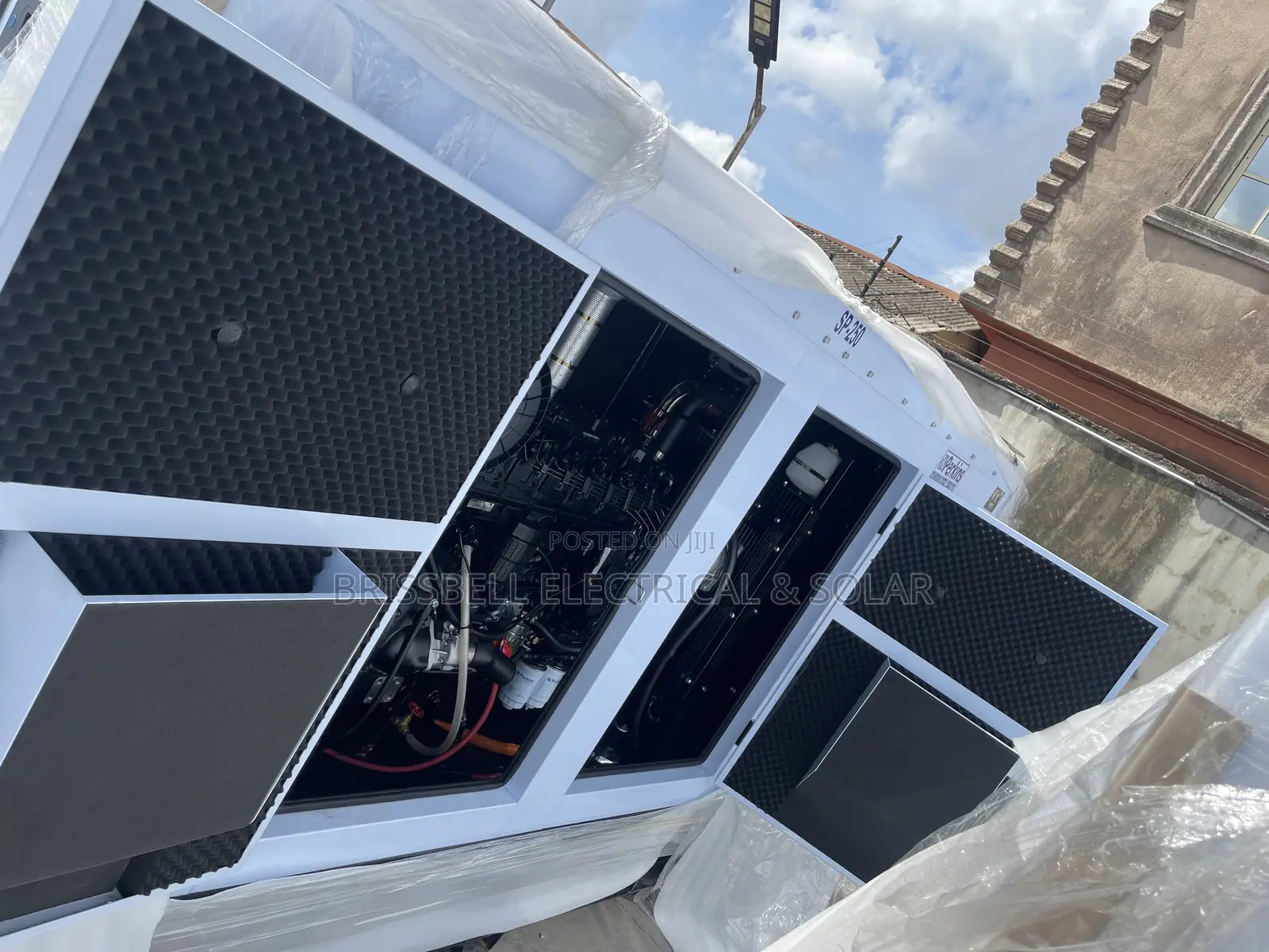 Original England Perkins Soundproof Diesel Generator 250kva