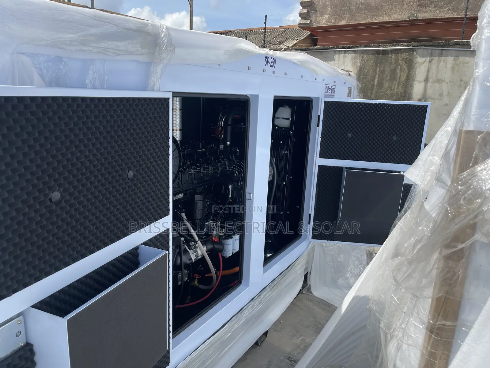 Original England Perkins Soundproof Diesel Generator 250kva