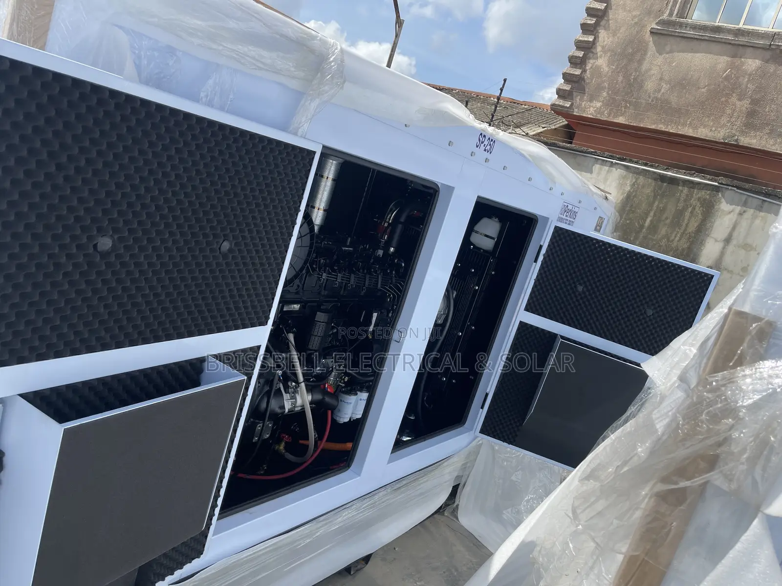 Original England Perkins Soundproof Diesel Generator 250kva