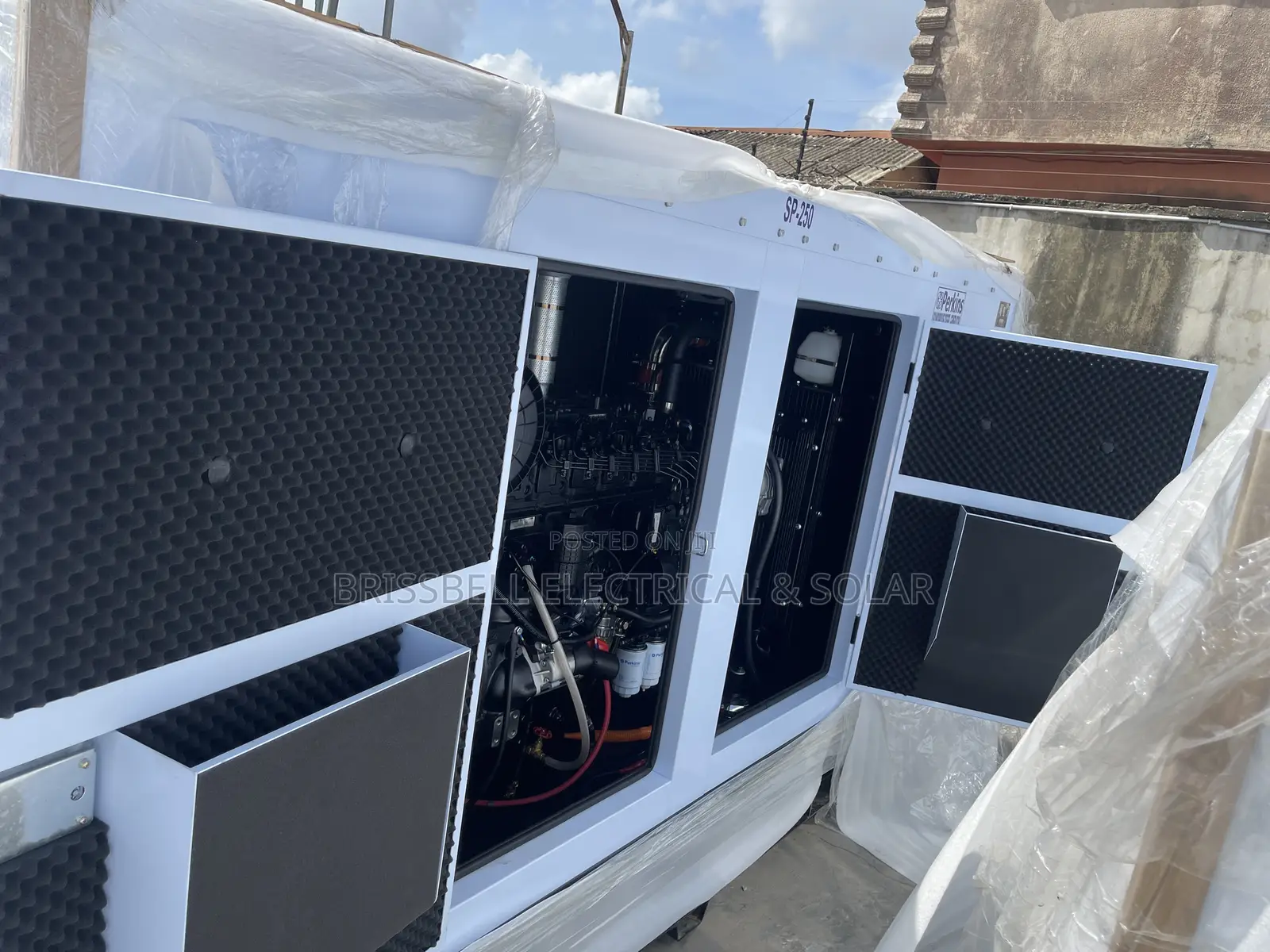 Original England Perkins Soundproof Diesel Generator 250kva