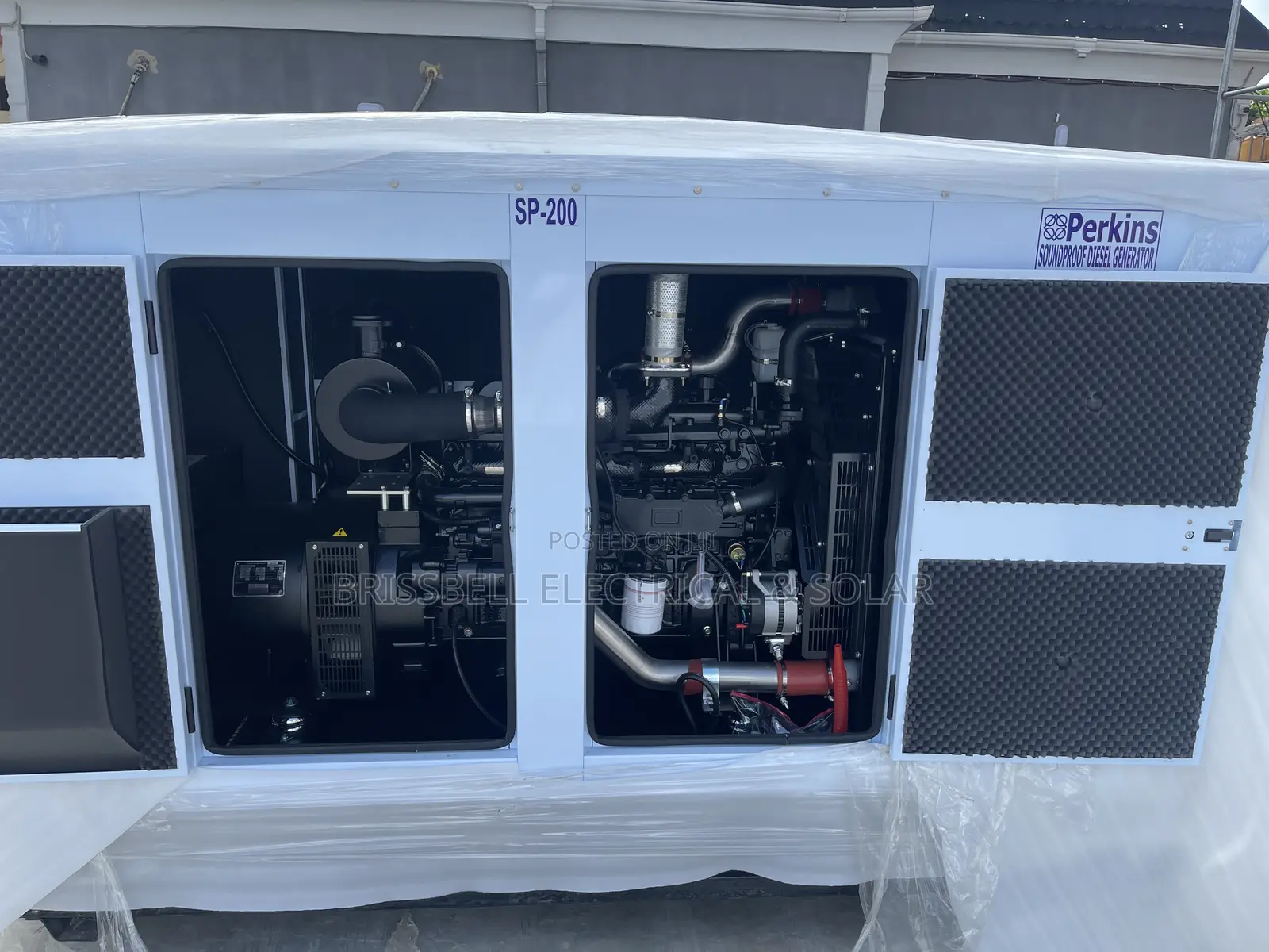 Original England Perkins Soundproof Diesel Generator 200kva