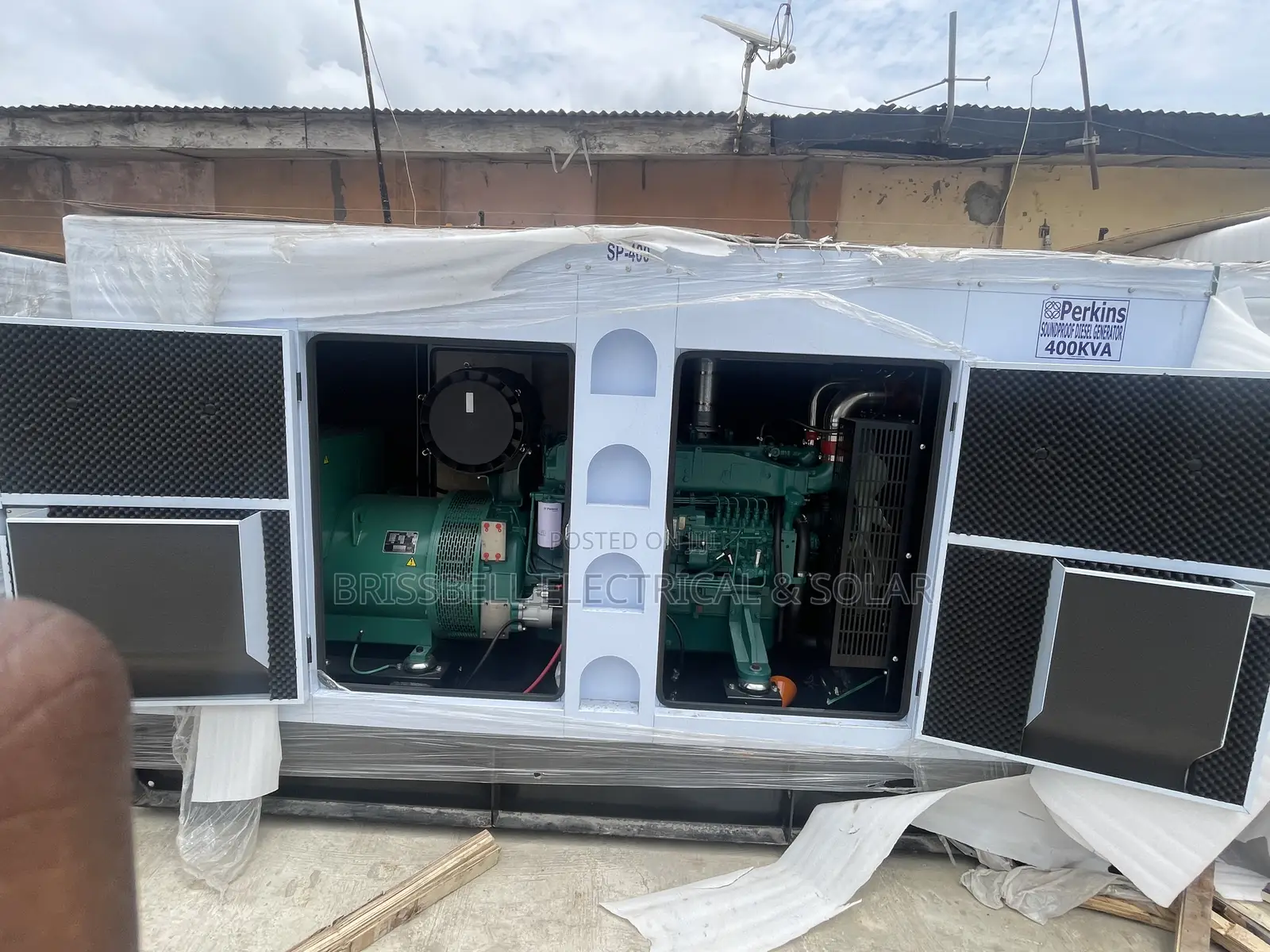 Original England Perkins Soundproof Diesel Generator 400kva
