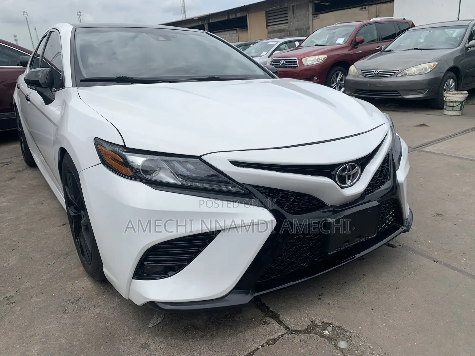 Toyota Camry SE FWD (2.5L 4cyl 8AM) 2018 White