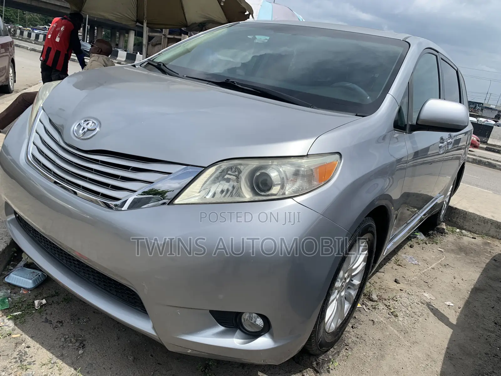 Toyota Sienna XLE FWD 8-Passenger 2013 Silver
