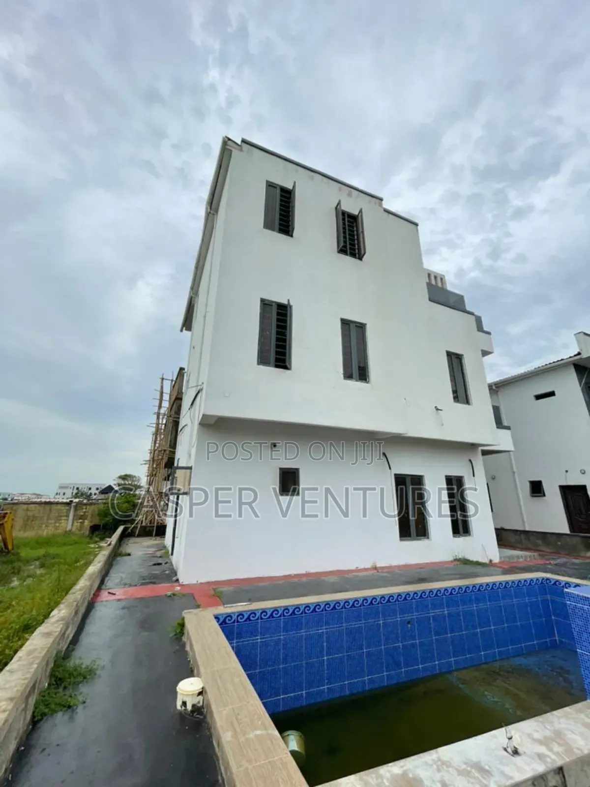 5bdrm Duplex in Living, Lekki Phase 2 for sale