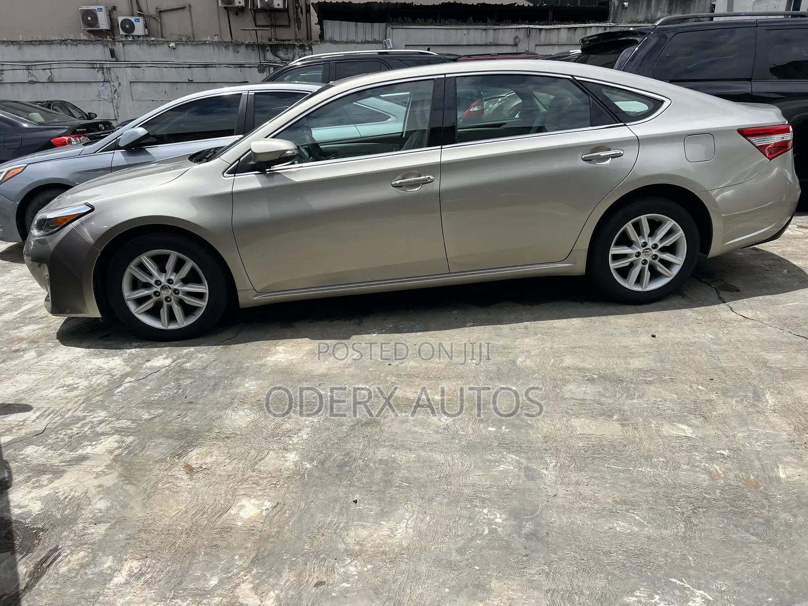 Toyota Avalon XLE Premium 4dr Sedan (3.5L 6cyl 6A) 2014 Gold