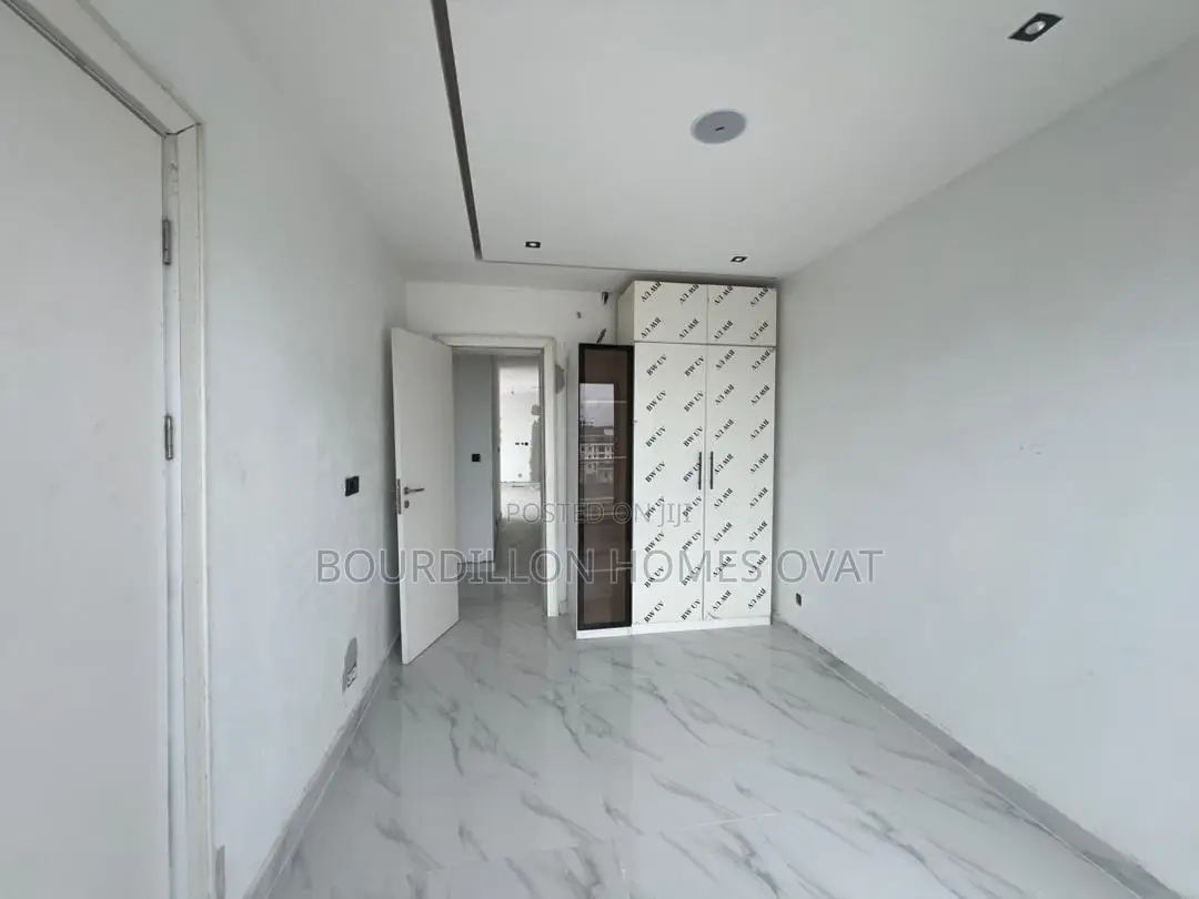 2bdrm Apartment in Lekki Phase 1 for sale