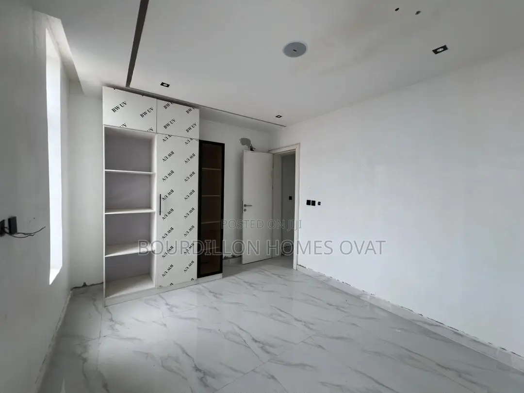 2bdrm Apartment in Lekki Phase 1 for sale