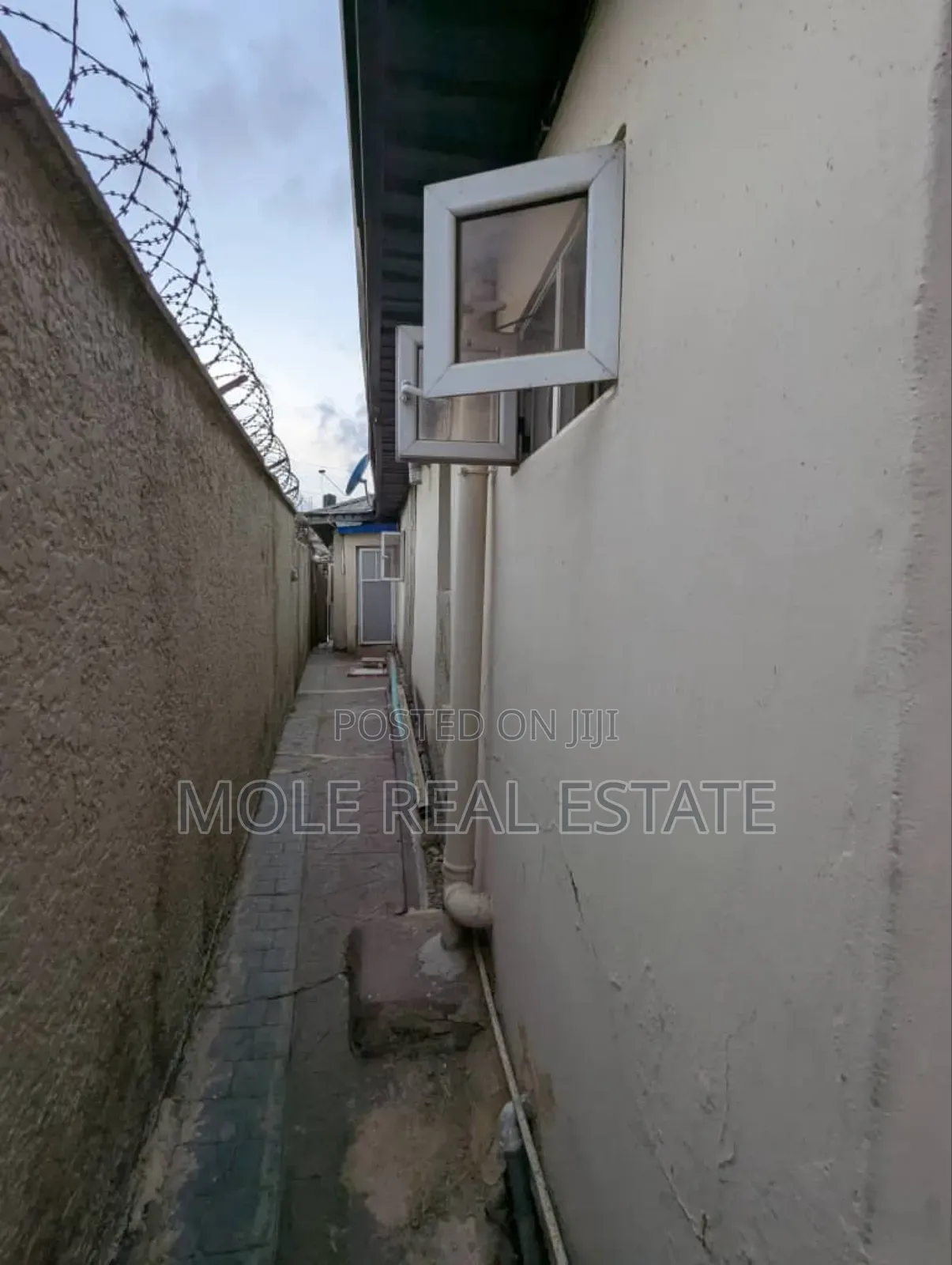 Furnished 8bdrm Block of Flats in General Bustop, Ikotun/Igando
