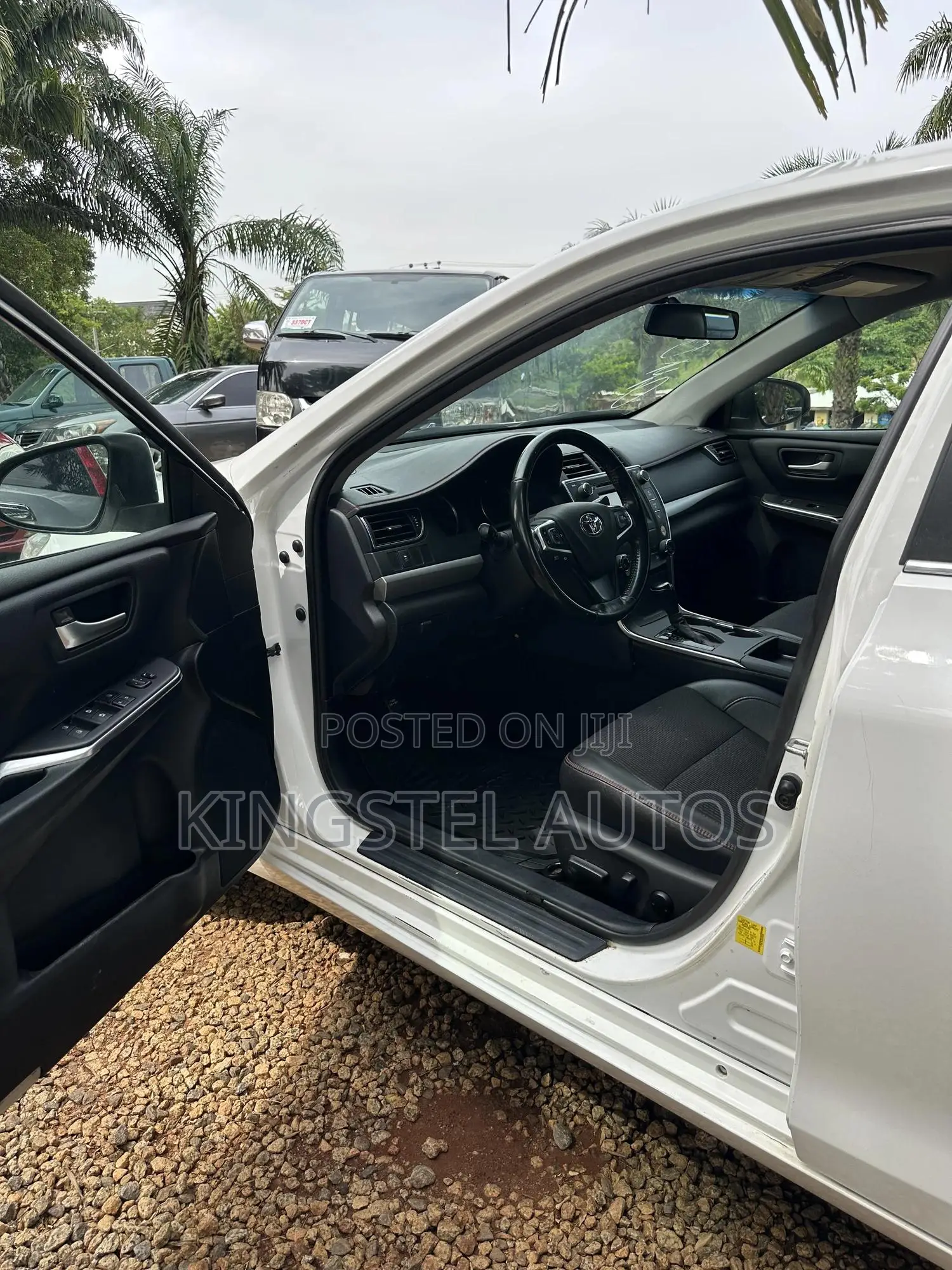 Toyota Camry SE w/Special Edition Pkg (2.5L 4cyl 6A) 2016 White