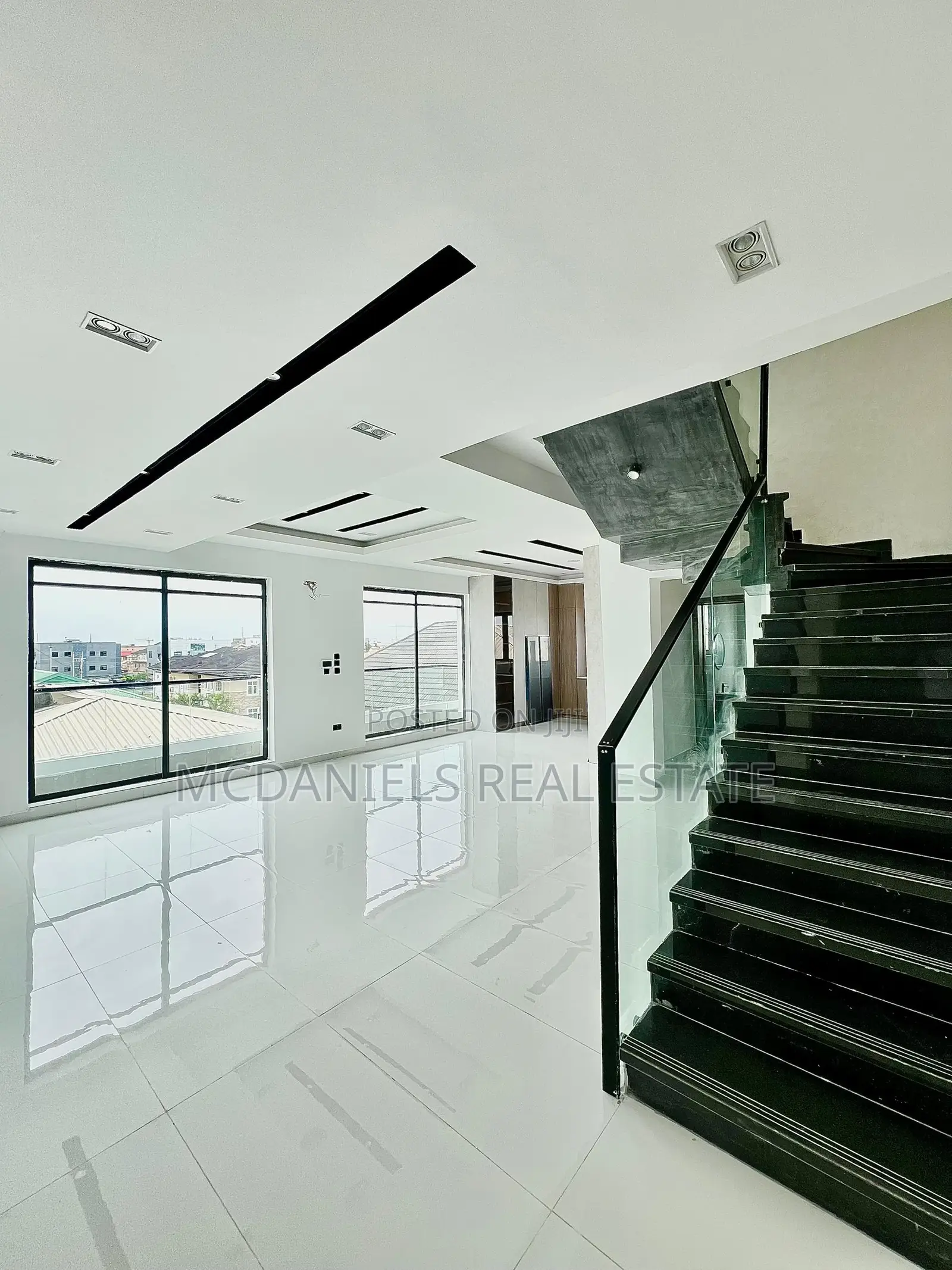 4bdrm Maisonette in Lekki Phase 1 for sale