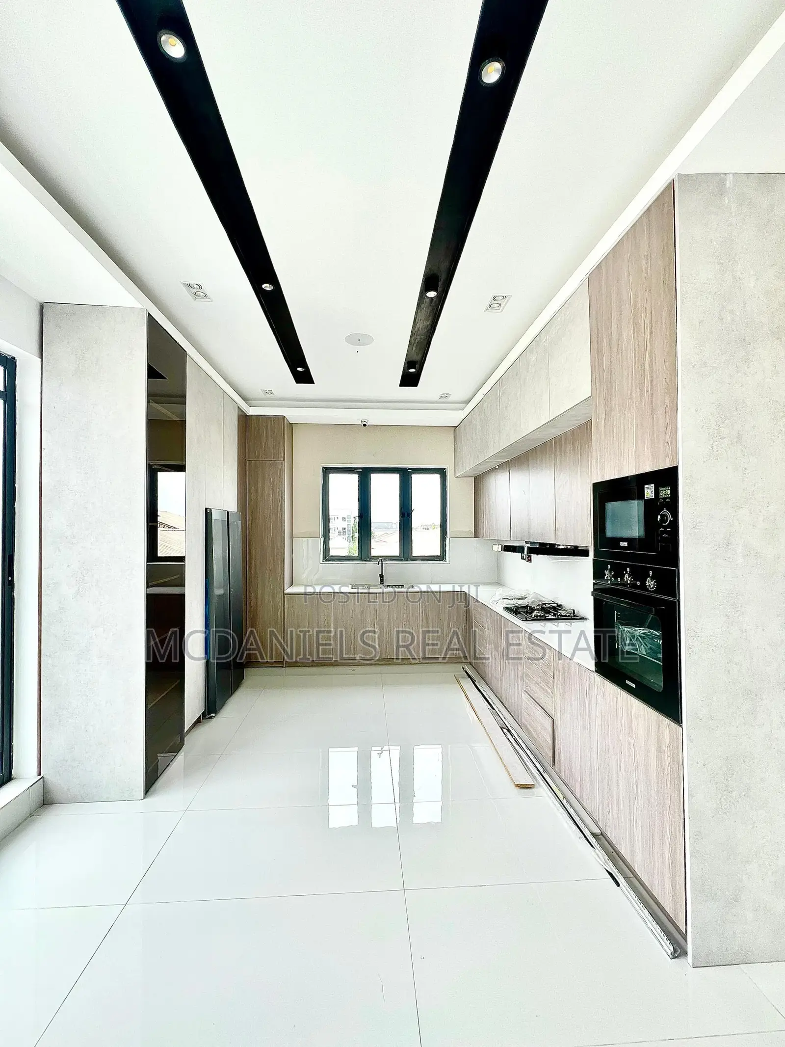 4bdrm Maisonette in Lekki Phase 1 for sale