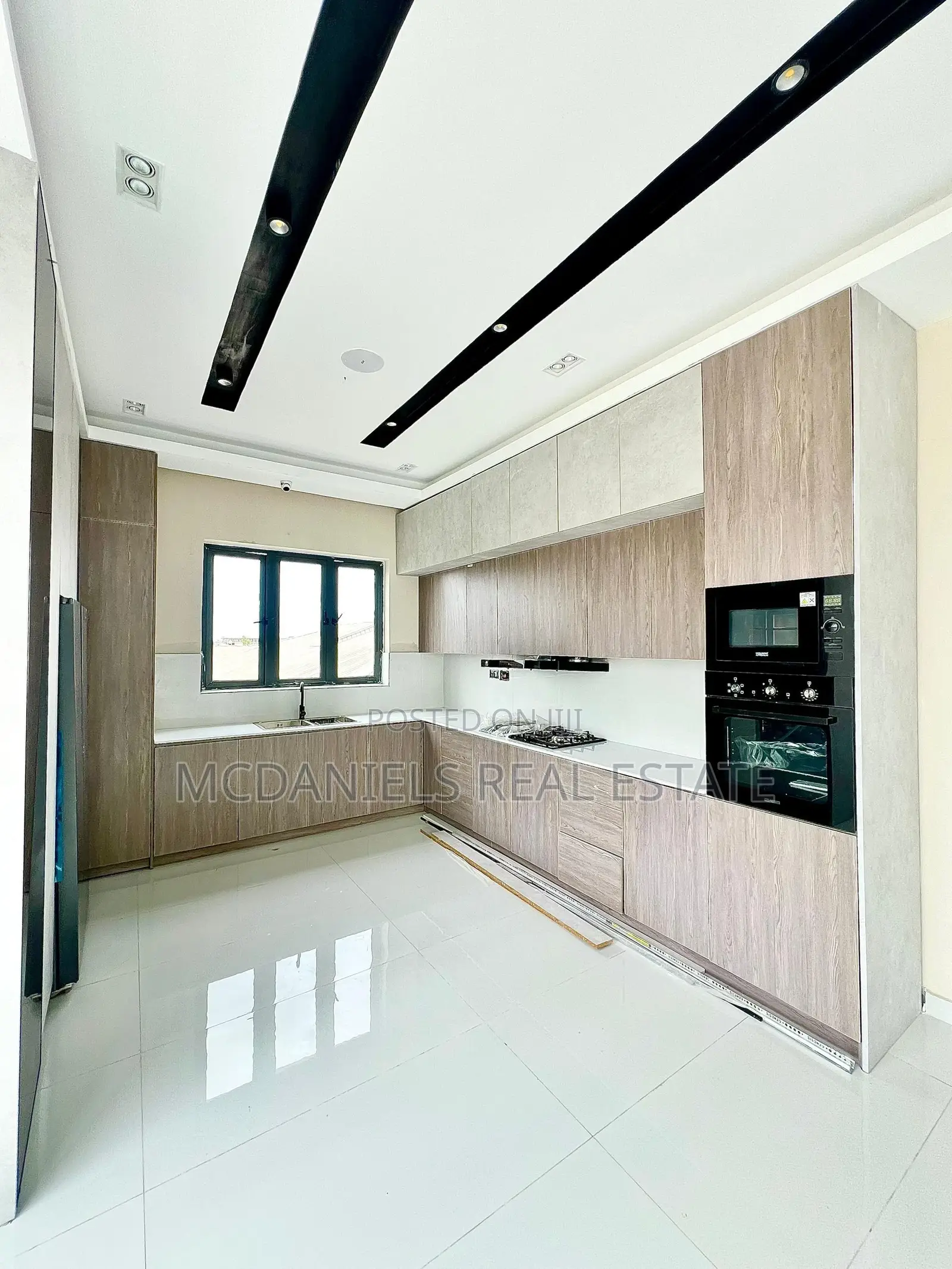 4bdrm Maisonette in Lekki Phase 1 for sale