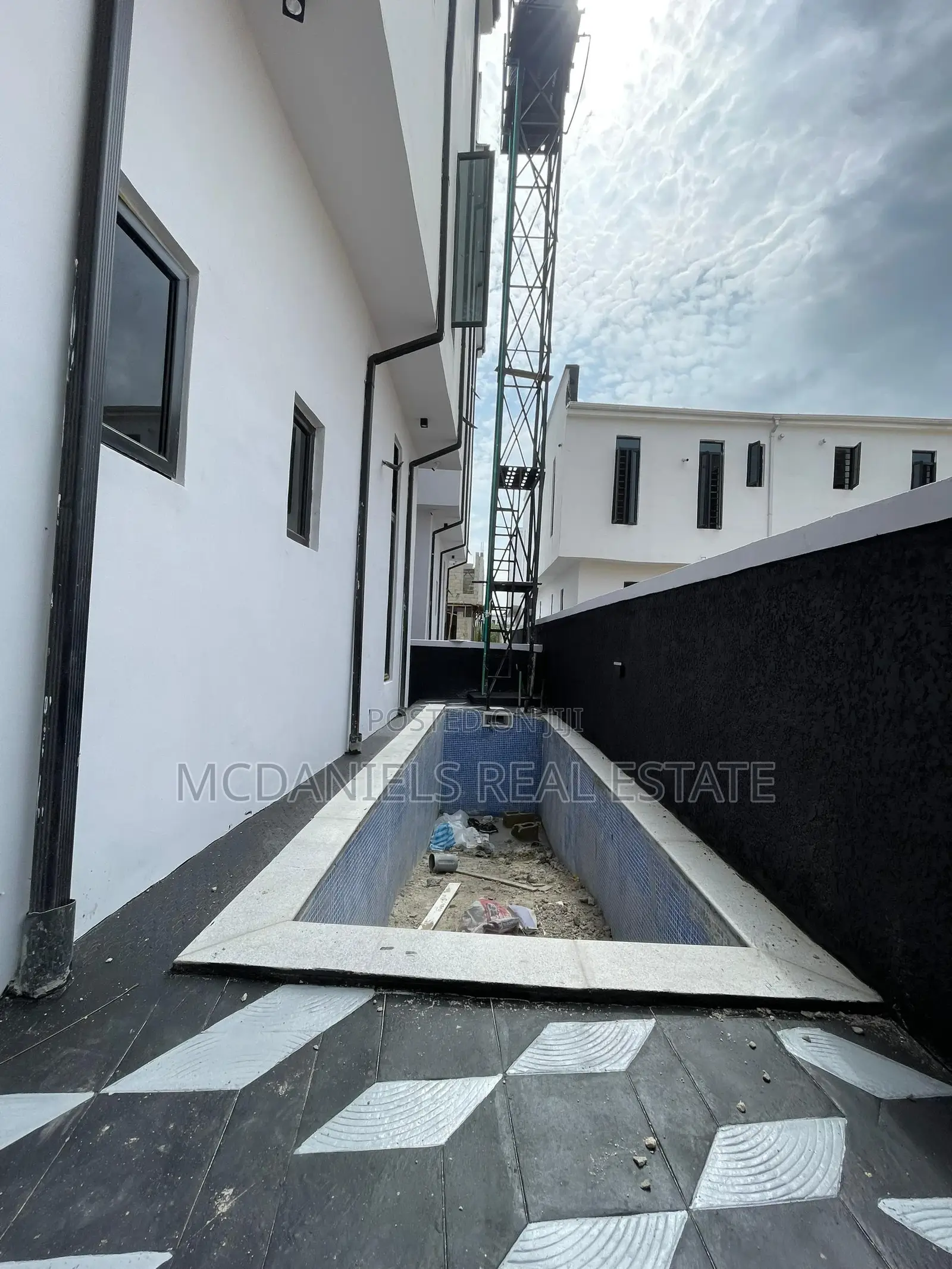 5bdrm Duplex in Ikota for sale