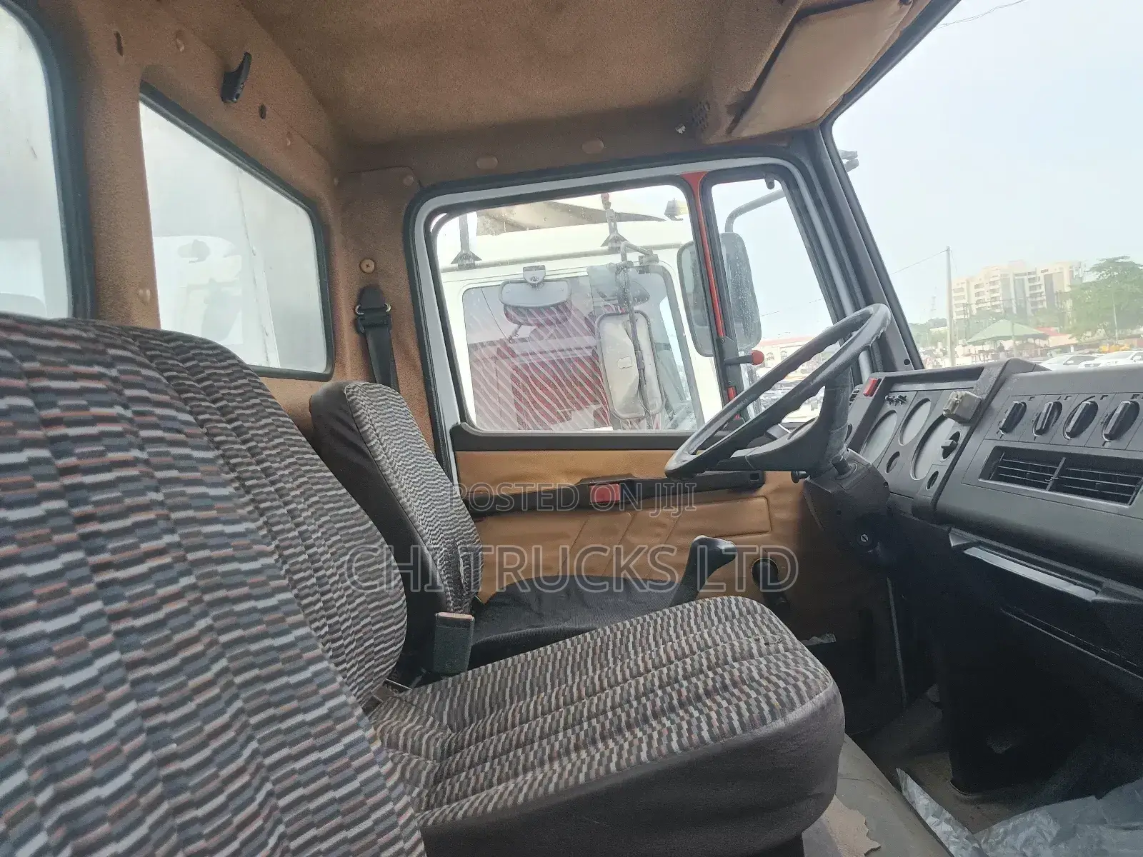 Mercedes Benz Truck With Hydraulic Lift Jack Door