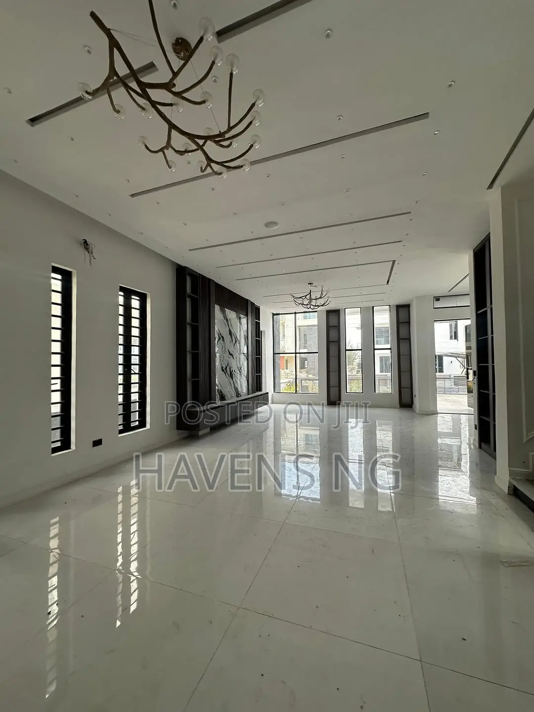 5bdrm Duplex in Ikota for sale
