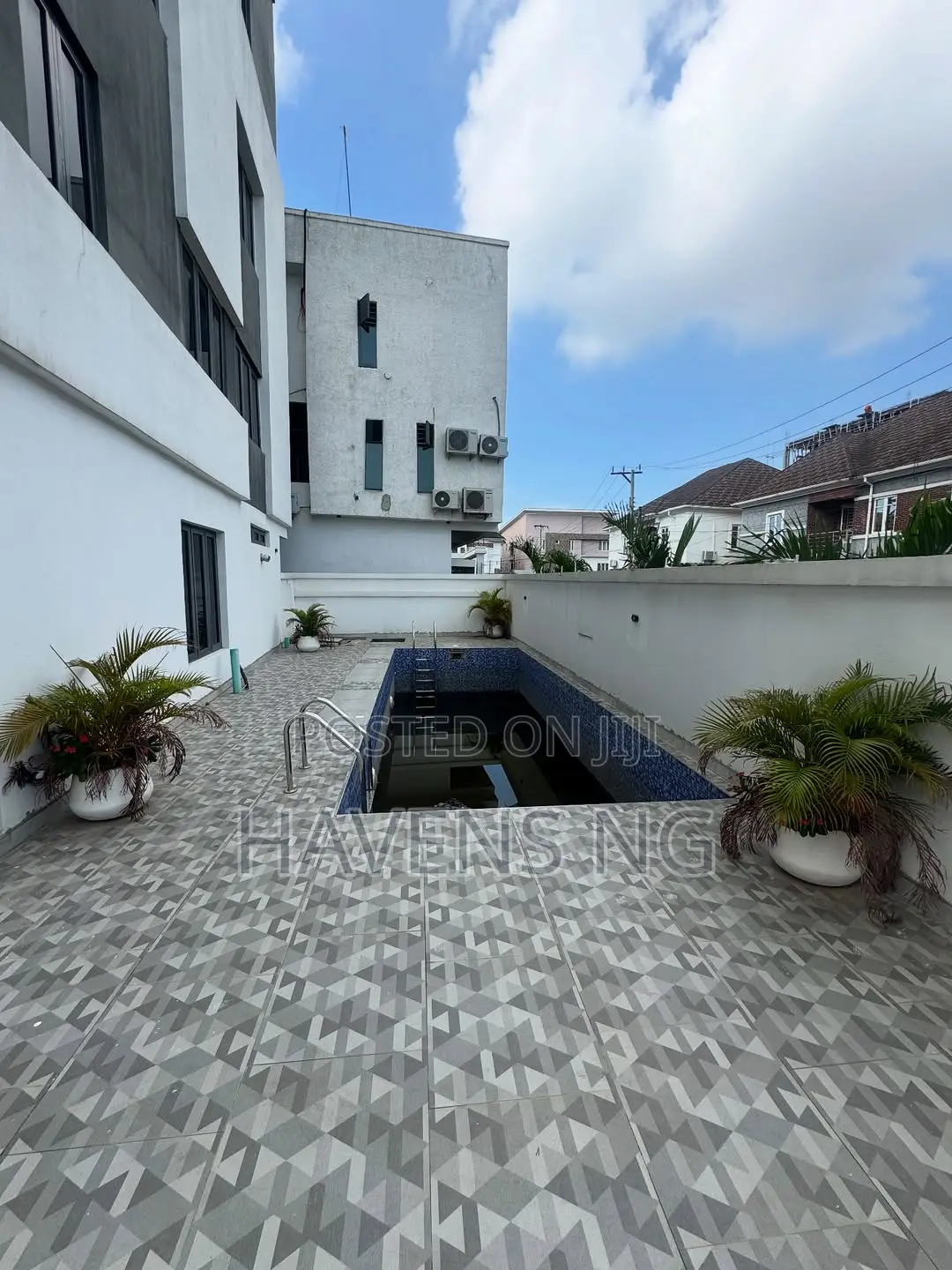 4bdrm Duplex in Chevron for sale