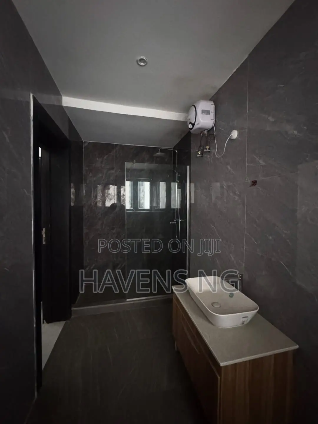 4bdrm Duplex in Chevron for sale