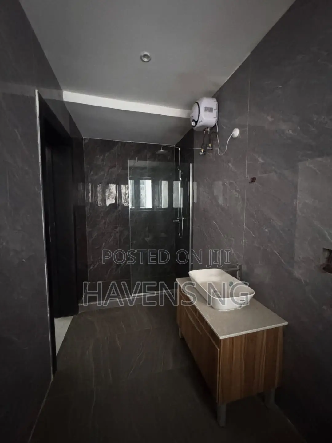 4bdrm Duplex in Chevron for sale