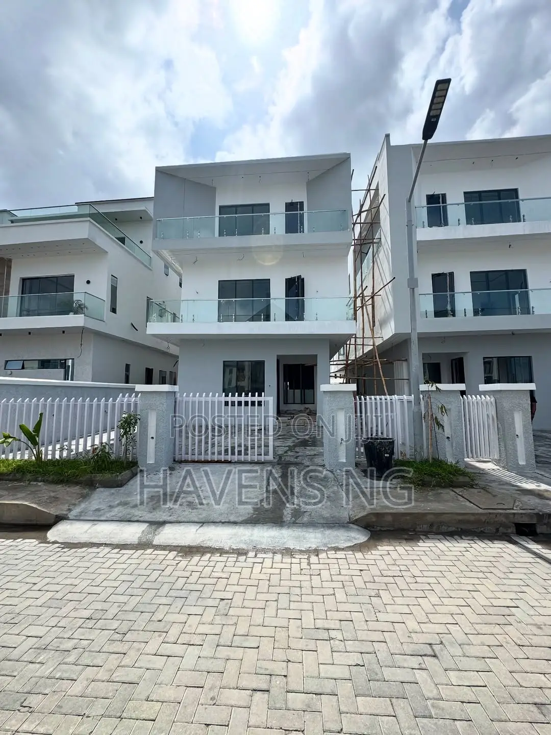 5bdrm Duplex in Osapa london for sale