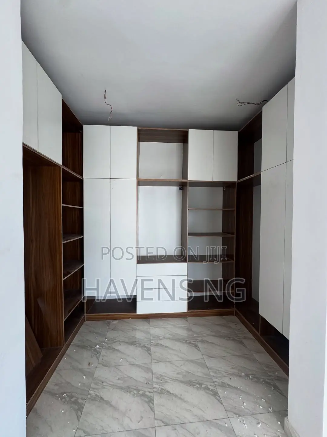 5bdrm Duplex in Osapa london for sale