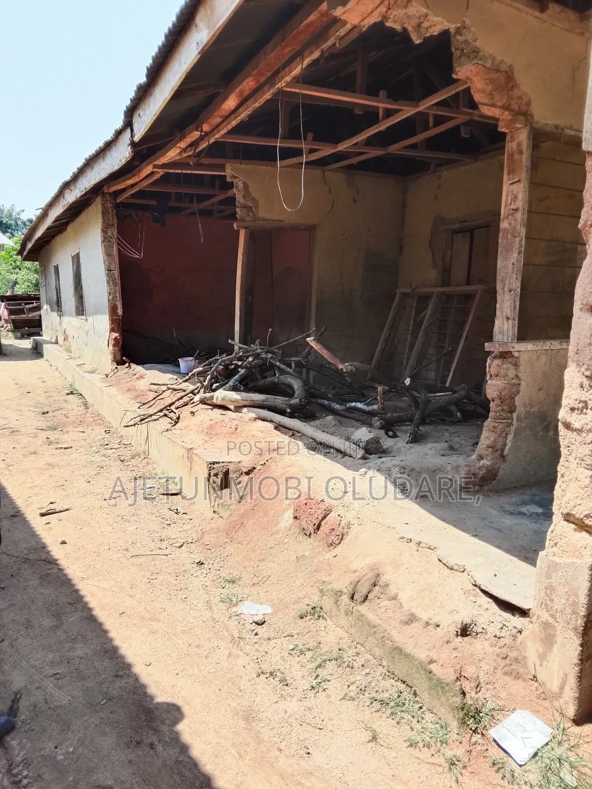 8bdrm Bungalow in Alasia Omisanjana for sale