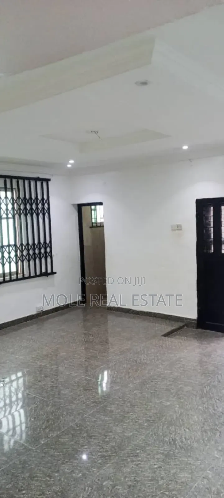 6bdrm Apartment in Egbe for sale