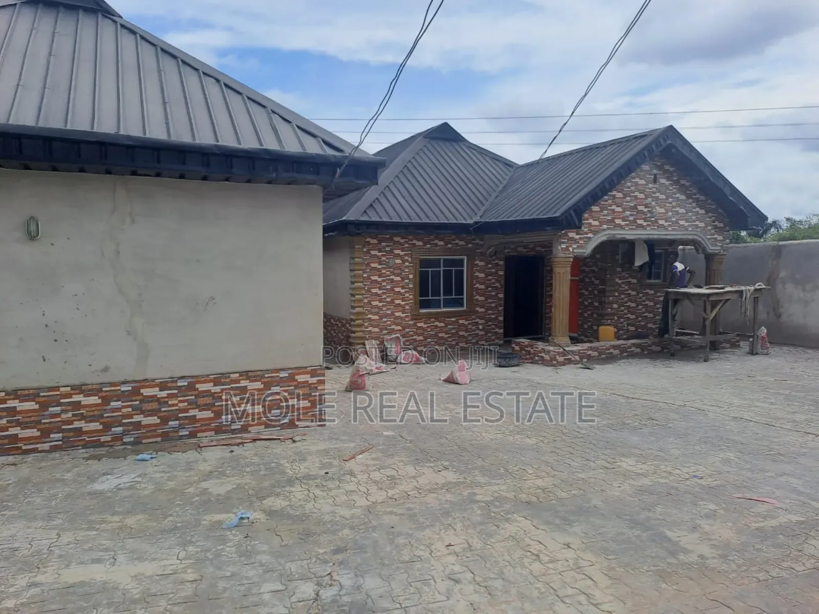 6bdrm Apartment in Egbe for sale