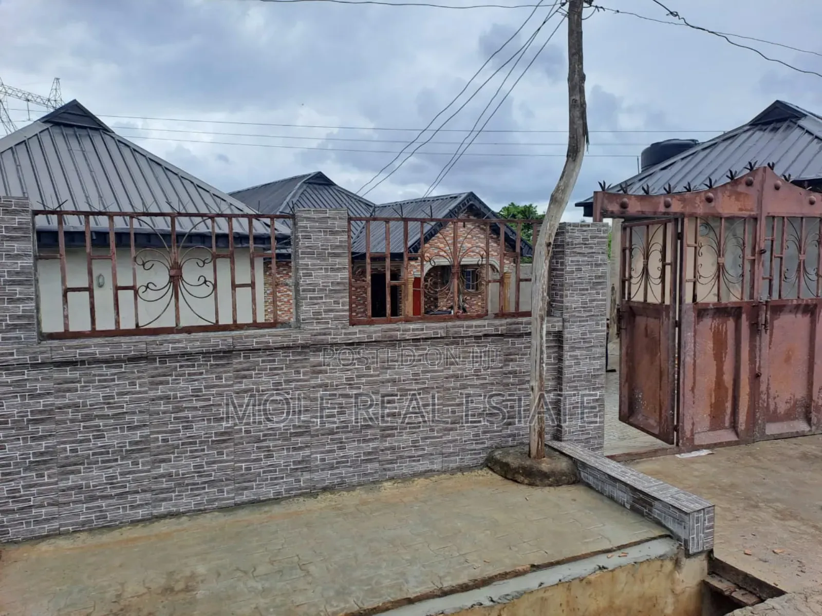 6bdrm Apartment in Egbe for sale