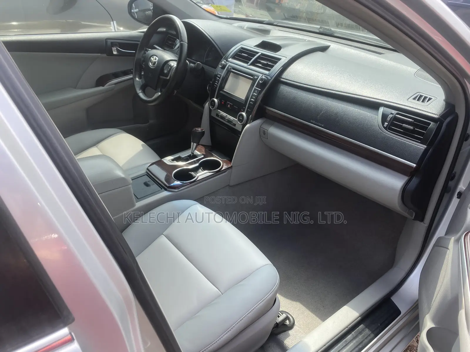Toyota Camry XLE 4dr Sedan (2.5L 4cyl 6A) 2012 Silver