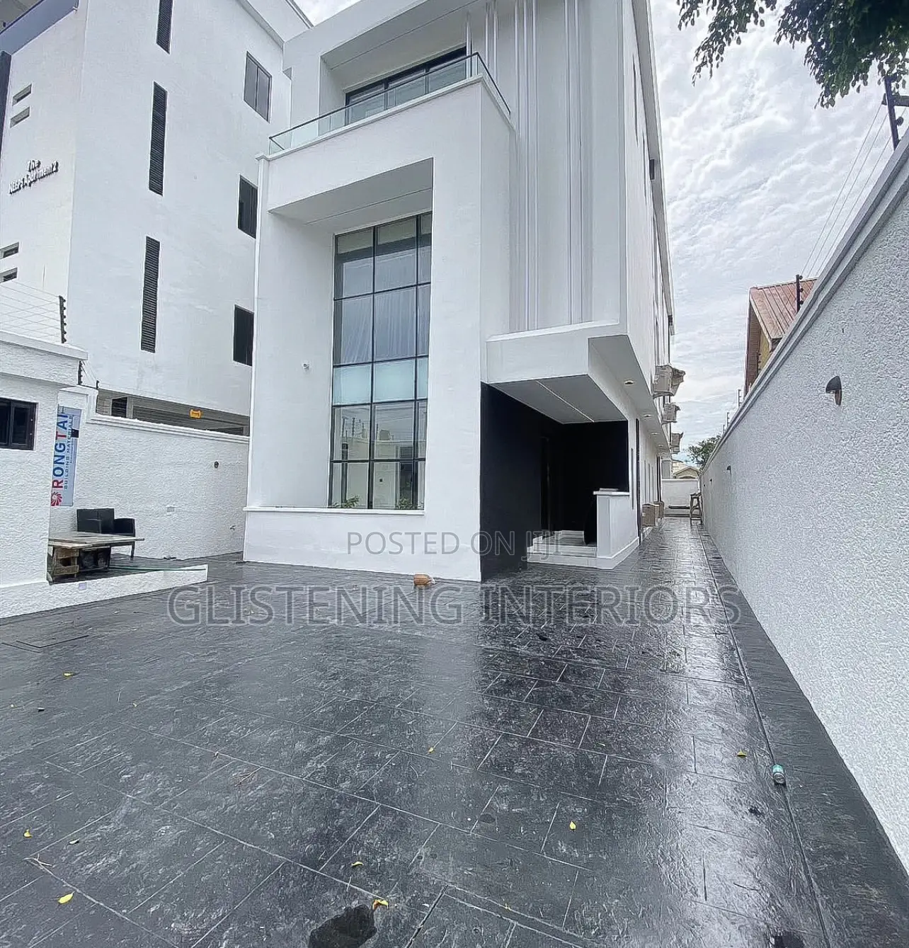 Balcony 10mm Plain Glass With A Black Accessories