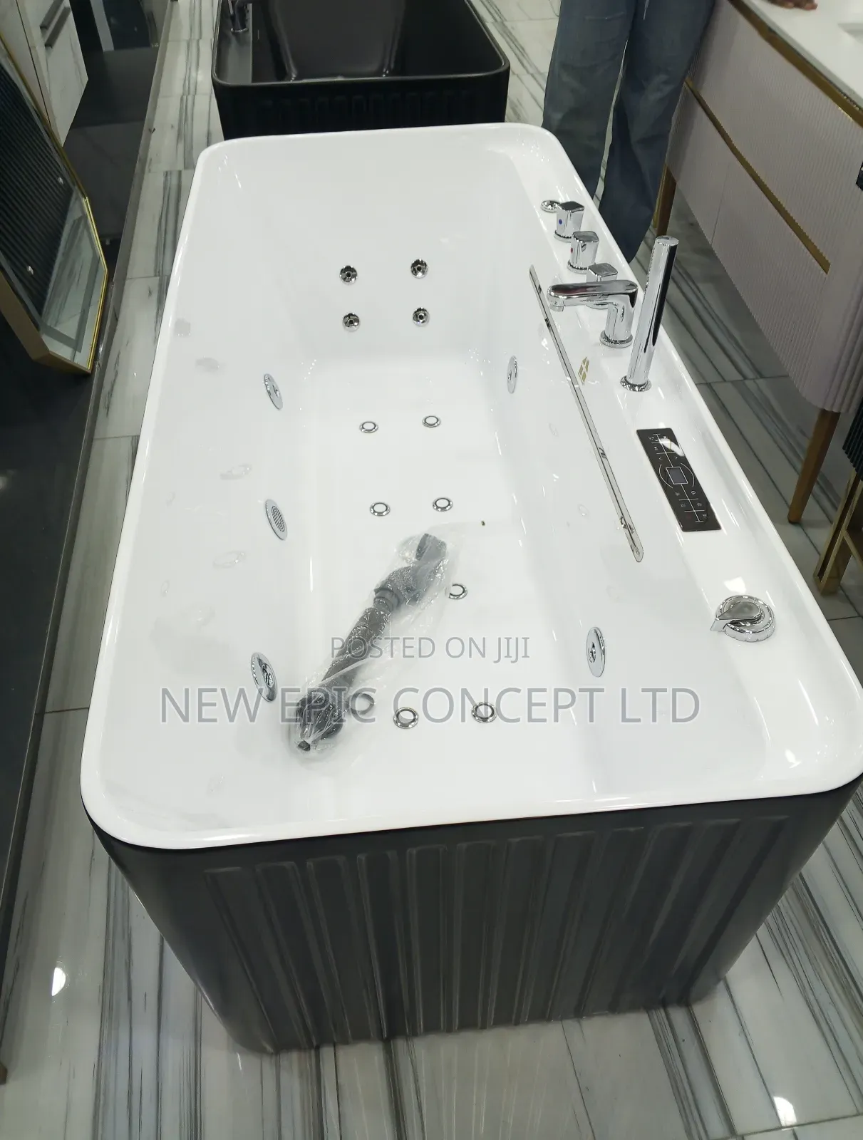 Italian Bathtub With Jet Massage