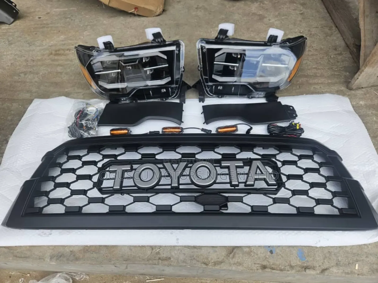 Headlamp Tundra/Sequoia 2008-2010-2012 & Toyota Front Grille
