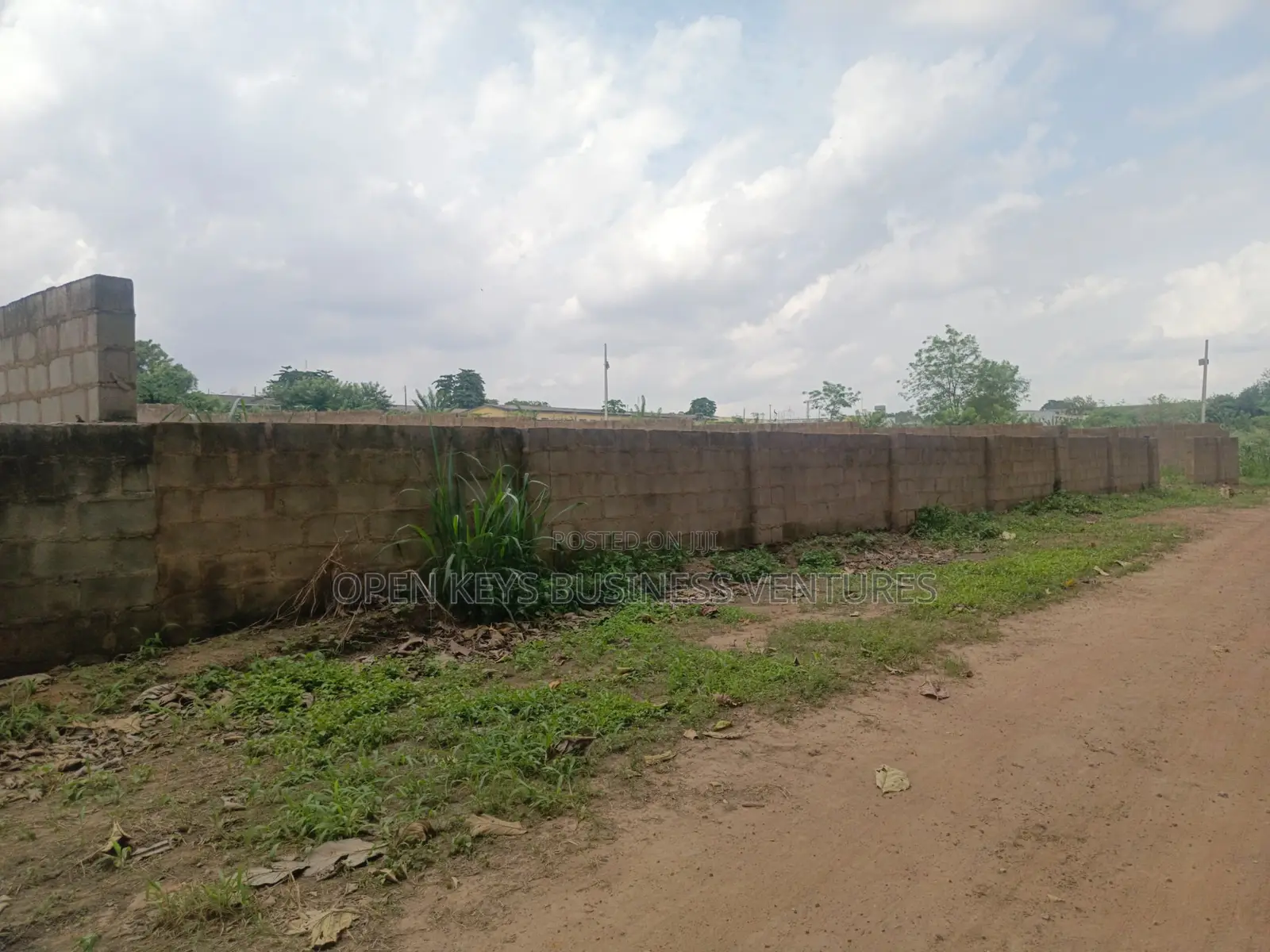 A Fenced Residential Land Measuring 848sqm in an Estate